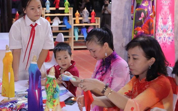 Áo dài tiền tỉ xuất hiện tại lễ hội kỷ niệm 70 năm ngày giải phóng Thủ đô Ảnh 2