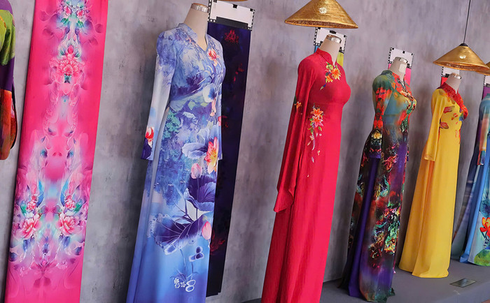 Những chiếc áo dài xa xỉ, được thiết kế tinh xảo sẽ được trưng bày trong lễ hội. 