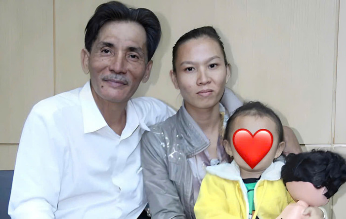 Thương Tín chia tay vợ trẻ.