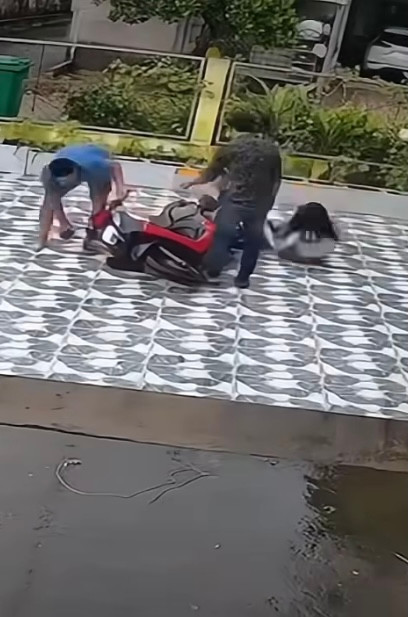 Liên tiếp 'té sấp mặt' vì trời mưa: Clip gia đình gặp nạn khiến dân mạng cười nghiêng ngả Ảnh 2