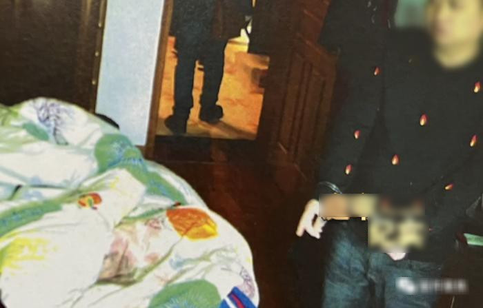 Ống nước trong nhà bị rò rỉ, cặp đôi mới biết sự thật về nơi mình đang ở.