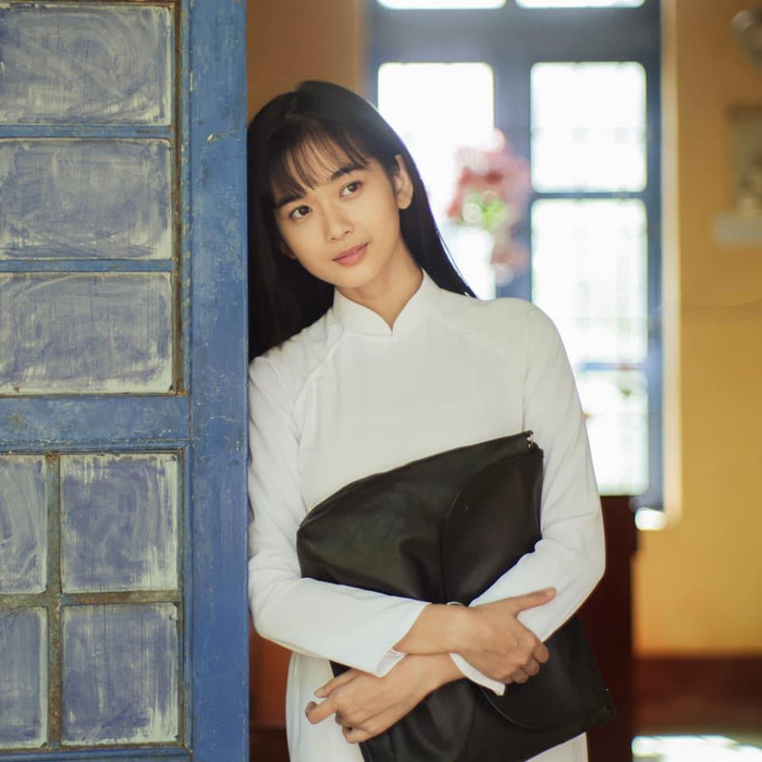 Ngọc Xuân sinh năm 1999, quê ở Tiền Giang. Nữ diễn viên vượt qua nhiều ứng cử viên sáng giá, để đảm nhiệm vai Miền ở dự án chuyển thể từ truyện của Nguyễn Nhật Ánh.