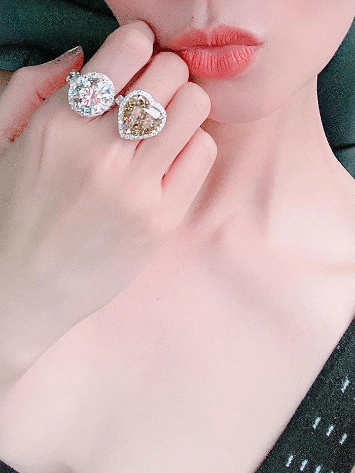 Lệ Quyên cũng đặc biệt yêu thích những mẫu nhẫn kim cương có hình thù độc đào. Điển hình là chiếc nhẫn kim cương vàng với tạo hình trái tim đáng yêu.