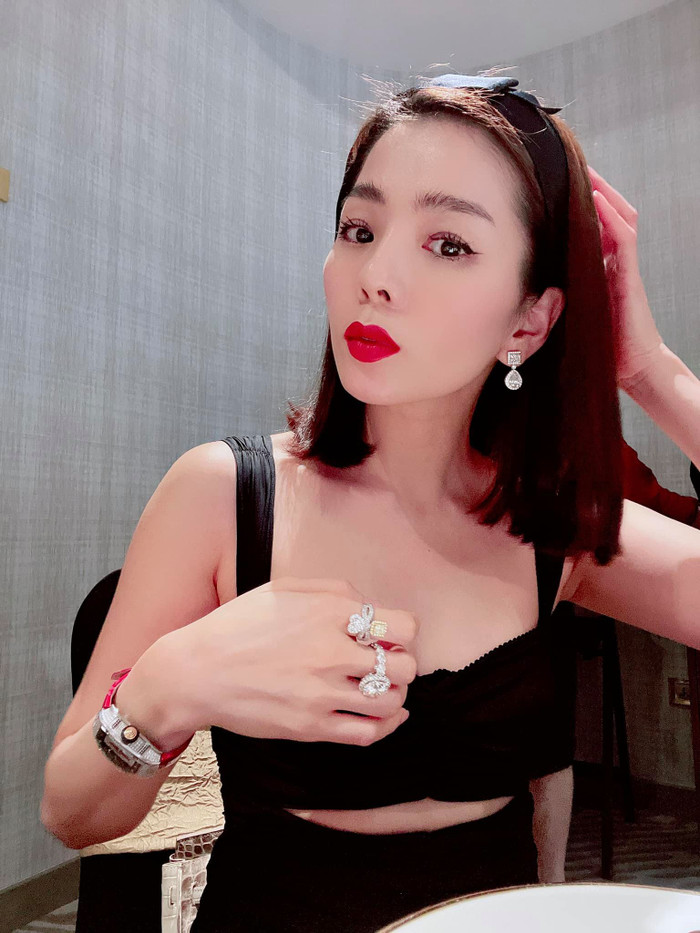 Lệ Quyên có niềm yêu thích đặc biệt với kim cương, cô không ngại chi số tiền lớn để tậu về những chiếc kim cương 'khủng'. Lệ Quyên chuộng các thiết kế nhẫn hột xoàn to bản, kiểu dáng nổi bật. Cô thường xuyên gây chú ý với hình ảnh 'dát' thật nhiều trang sức kim cương lên người.