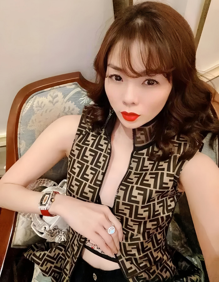 Không dừng lại ở nhẫn, Lệ Quyên còn đam mê đồng hồ đính kim cương lấp lánh. Trong bộ sưu tập của Lệ Quyên, nổi bật nhất là chiếc đồng hồ Richard Mille đính màu đỏ đính kim cương trị giá 23 tỷ đồng. Chiếc đồng hồ này được thiết kế từ vàng hồng 18K nguyên khối, với các đường nét tròn trịa và sang trọng.&nbsp;