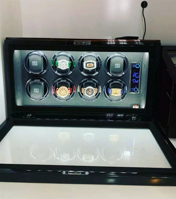 Chiếc tủ đựng 8 mẫu đồng hồ hàng hiệu trị giá vài chục tỷ đồng của Lệ Quyên. Được biết, chiếc tủ này được làm bằng kính cường lực và có mã khóa riêng.