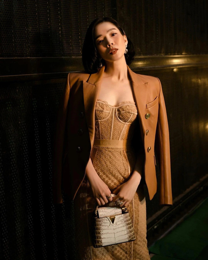 Trong bức ảnh này, Lệ Quyên thu hút khi cầm trên tay mẫu túi Louis Vuitton Himalaya Matte Crocodile Leather Capucines MM, giá khoảng 54.319 USD (gần 1,5 tỷ đồng).