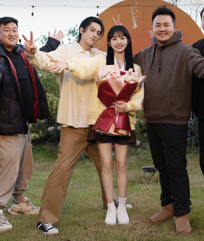 Những cử chỉ tự nhiên dành cho nhau của cả hai khiến dân tình phải quắn quéo.