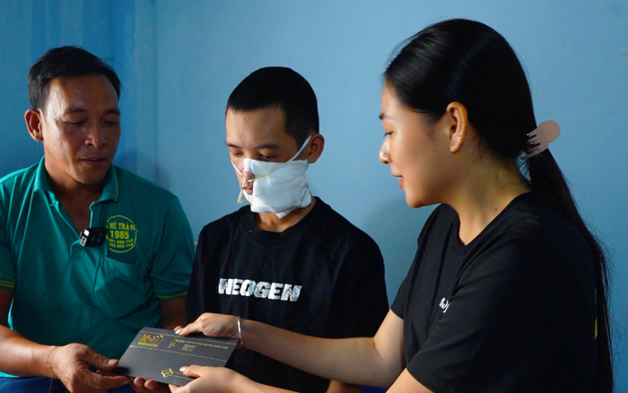 Con gái màn ảnh Quyền Linh mặc đồ đơn giản, không trang điểm khi đi từ thiện.