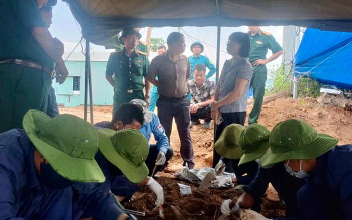 Đào móng xây nhà, phát hiện hố chôn tập thể hàng chục bộ hài cốt Ảnh 2