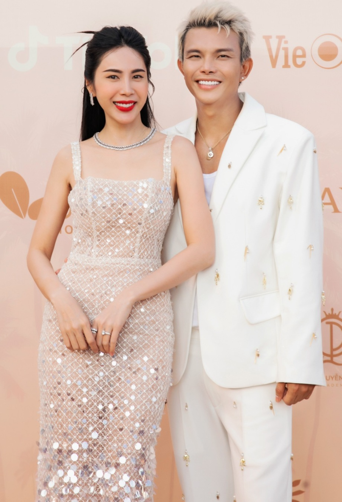 Hình ảnh của Thủy Tiên tại show diễn Rhythm Resort 2023 của Đỗ Long ở Hồ Tràm. 