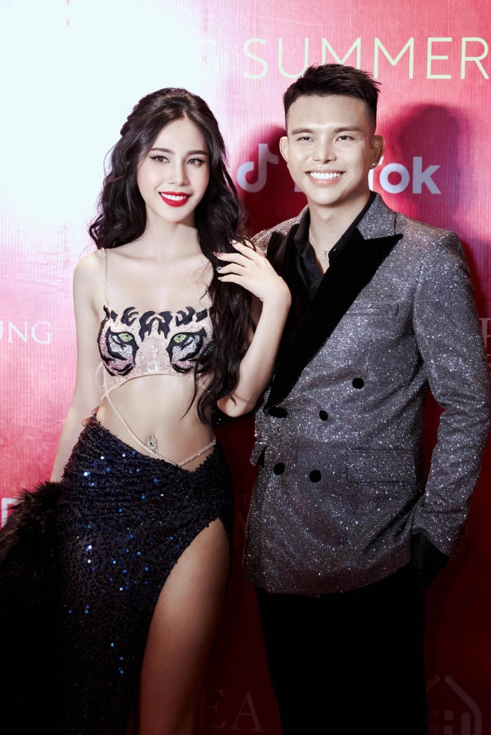 Ca sĩ Thủy Tiên và Đỗ Long có mối quan hệ tốt trong làng giải trí. Cô nàng luôn là cái tên hàng đầu được nam nhà thiết kế ưu ái mời tham dự show diễn. 