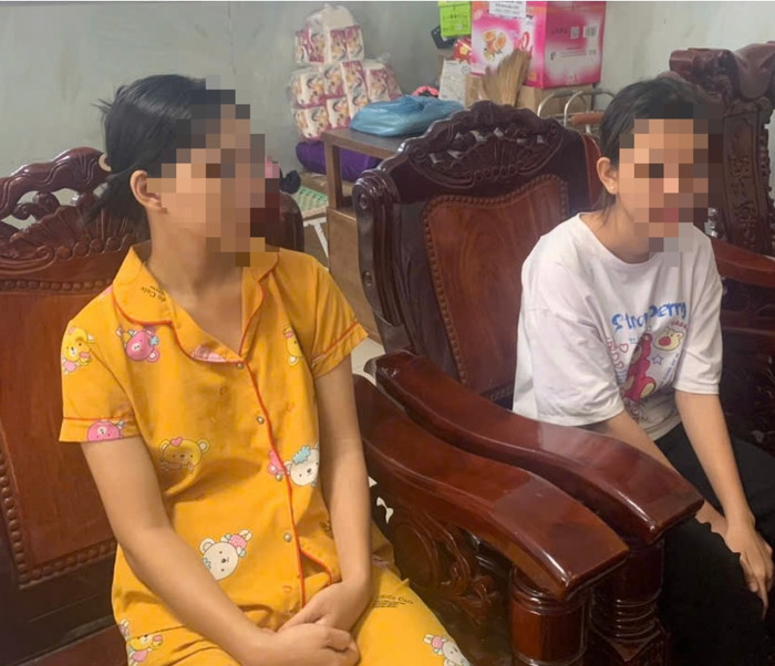 D. (áo vàng) cùng em gái.