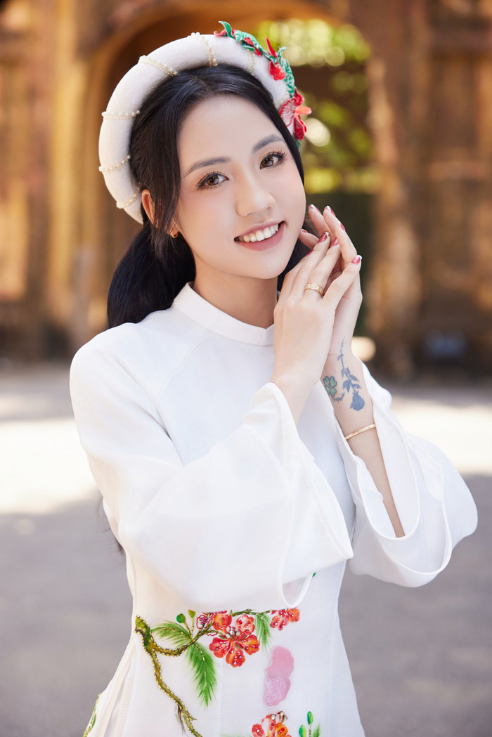 'Hoa khôi' tuyển nữ Việt Nam thu hút với vẻ đẹp đằm thắm trong tà áo dài.