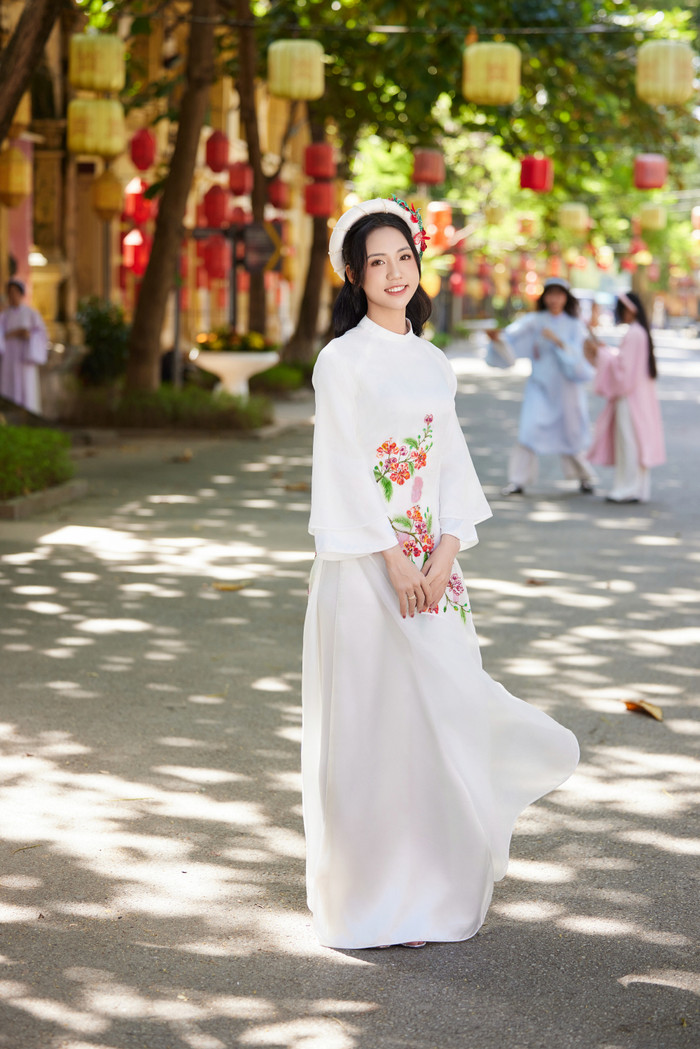 Trần Thị Duyên đang tham gia cuộc thi cuộc thi 'Hoa khôi áo dài' thuộc khuôn khổ của giải bóng đá nữ Quốc tế.