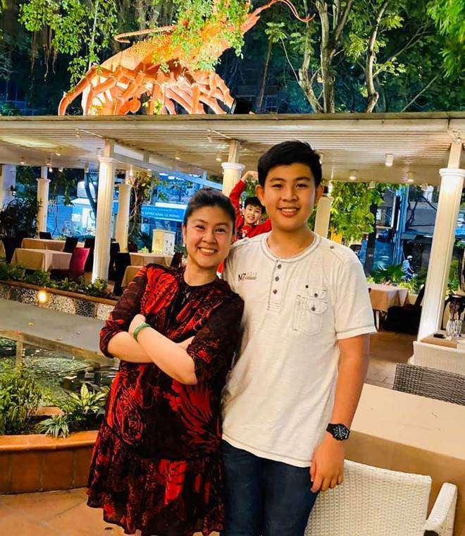Diễn viên Kim Thư bên con trai có vẻ ngoài cao to, diện mạo điển trai.