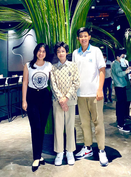 Con trai lớn của Phước Sang và Kim Thư có chiều cao 1m9 nổi bật, còn con trai út cũng cao gần 1m8.