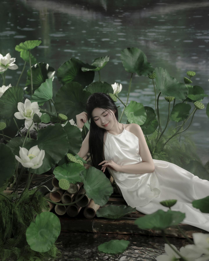 Dù có màn thay đổi đáng kể về phong cách, quy tắc thanh lịch vẫn nằm trong 'từ điển' ăn mặc của con gái Quyền Linh. Nhờ vậy, khán giả hiếm khi tranh cãi mỗi khi Lọ Lem đăng ảnh. 