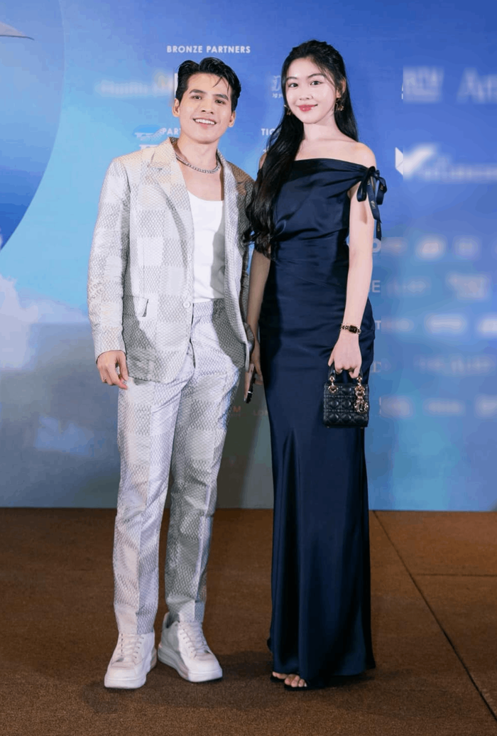 Khi dự sự kiện, Lọ Lem tinh tế chọn mặc đầm trễ vai có chất liệu satin vừa làm đường cong cơ thể trở nên hoàn hảo, vừa đem lại cảm giác thanh lịch mà còn có độ gợi cảm. Con gái Quyền Linh kết thúc tổng thể bằng một chiếc túi Lady Dior mini có trị giá 145 triệu đồng. 