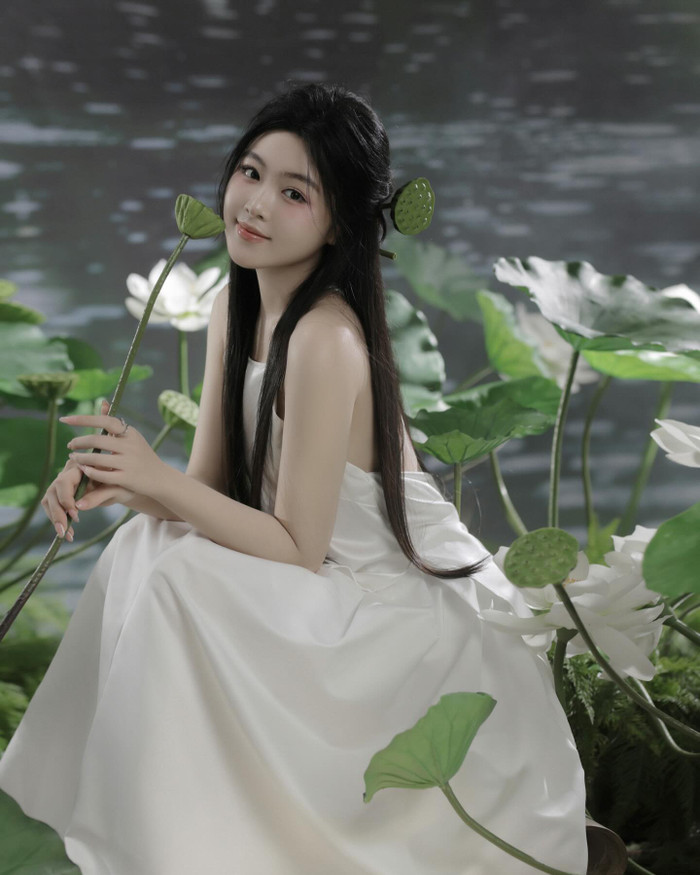 Vừa qua, con gái Quyền Linh - Lọ Lem vừa gây sốt với màn khoe lưng trần gợi cảm với trang phục áo yếm được làm lụa bóng kết hợp trang điểm trong trẻo.