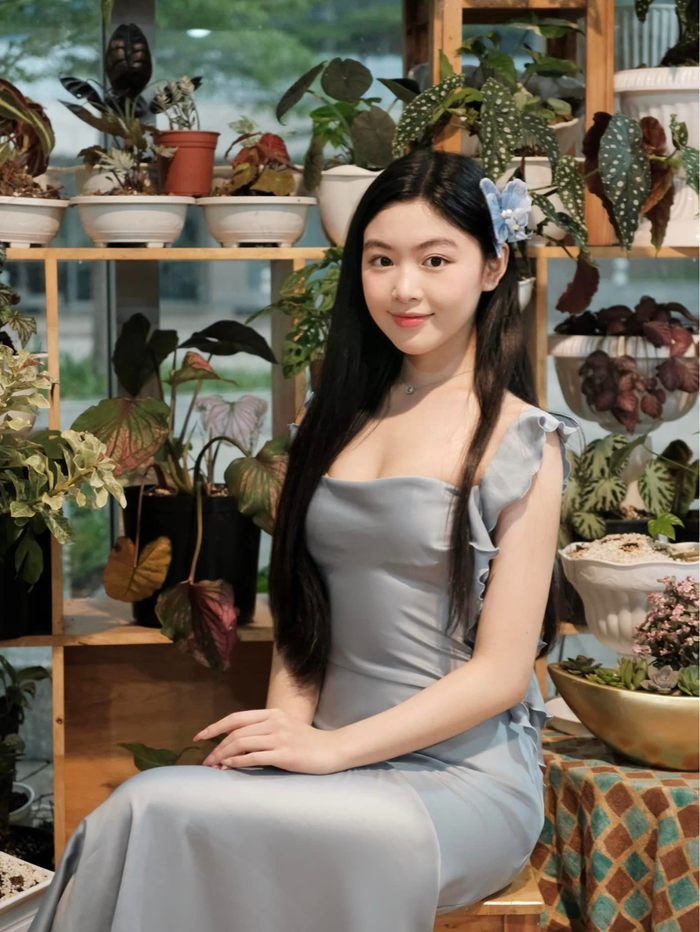 Con gái Quyền Linh toát ra vẻ đẹp sang trọng, quý phái như 'tiểu thư tài phiệt' khi diện kiểu váy lụa cổ vuông bó sát cũng giúp tôn được vóc dáng đầy đặn, chuẩn chỉnh. 