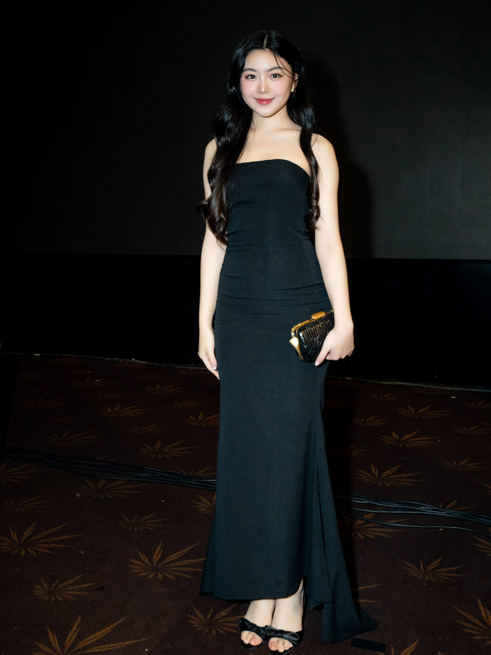 Mỗi khi xuất hiện, Lọ Lem luôn chiếm spotlight ống kính nhờ phong cách ăn mặc sang trọng, ẩn chứa sự táo bạo. Dẫu hở da thịt, người đẹp vẫn chưa từng bị công chúng chê bai phản cảm. 