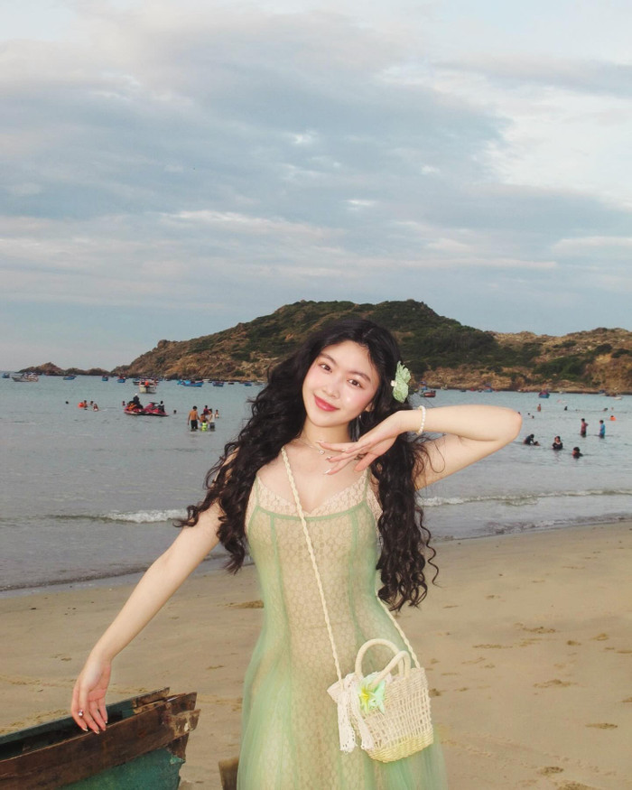 Con gái Quyền Linh cũng khéo léo chọn thời điểm thích hợp để dễ dàng khoe thân hình với outfit kiệm vải. Trong chuyến đi biển gần đây, Lọ Lem khiến nhiều người hâm mộ phải dành nhiều lời khen cho vóc dáng đầy đặn khi diện mẫu váy hai dây màu xanh olive. 