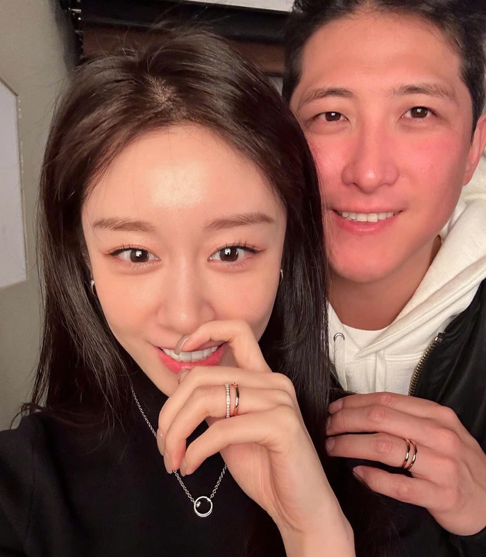 Nữ ca sĩ Jiyeon và chồng cầu thủ Hwang Jae Kyun vướng tin đồn đã nộp đơn ly hôn.