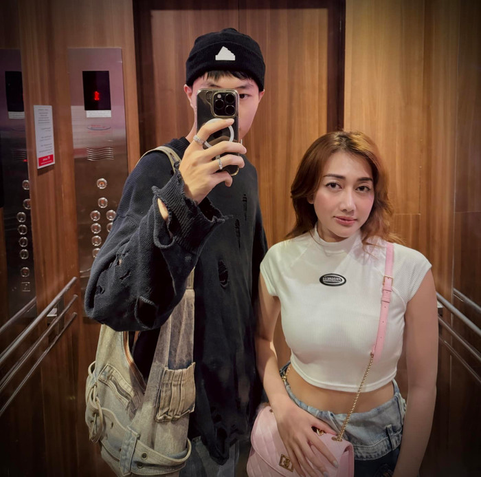 Trước khi tổ chức đám cưới vào tháng 11 năm ngoái, Phan Đạt và Phương Lan đã trải qua 7 năm hẹn hò. Vì vậy, mối tình 7 năm tan vỡ mà Phan Đạt nhắc đến bị nghi chính là câu chuyện của anh với bà xã hơn tuổi. Ảnh: FBNV