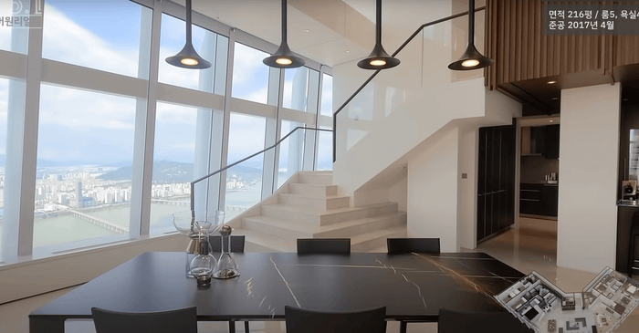 Tổ ấm của nữ ca sĩ Jiyeon và chồng cầu thủ được trang trí với hai tông màu chủ đạo là đen - trắng. Ảnh: Sưu tầm