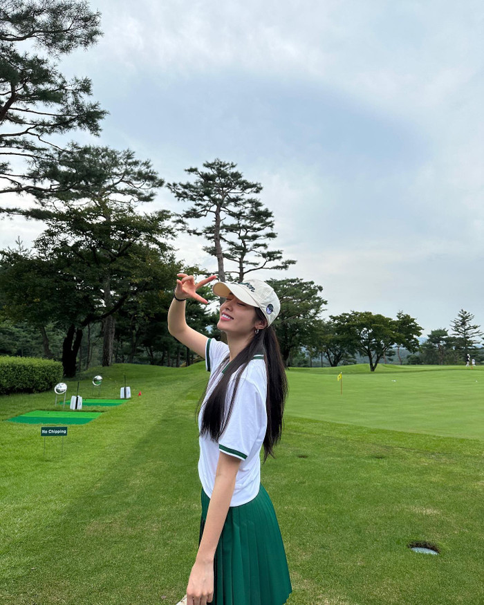 Jiyeon vui vẻ chụp ảnh đi chơi golf. Ảnh: Instagram @jiyeon2_