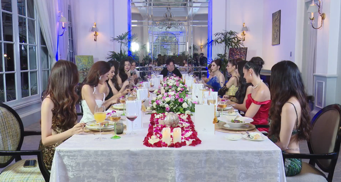 Điện thoại của Quế Anh lọt vào ống kính Miss Grand International.