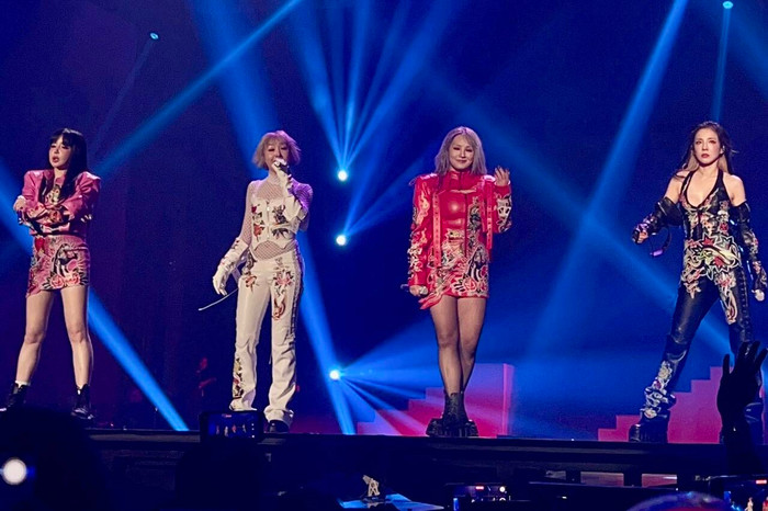 Hình ảnh 2NE1 trong buổi concert đầu tiên.