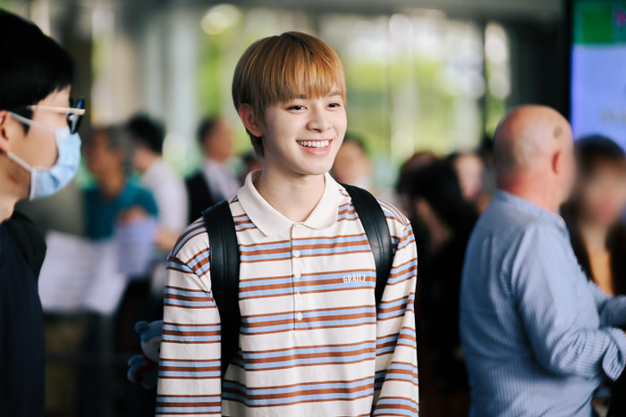 Nhan sắc '10 điểm không có nhưng' của KIEN - thành viên người Việt nhóm ARrC gây sốt tại sân bay Tân Sơn Nhất.