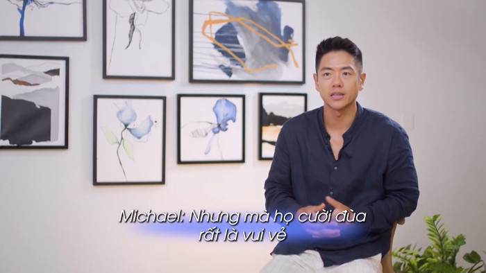 Michael Trương cảm thấy khó chịu vì Song Ieon và Lee Rayeon vui vẻ nói chuyện bằng tiếng Hàn khiến bản thân không thể hiểu cuộc trò chuyện