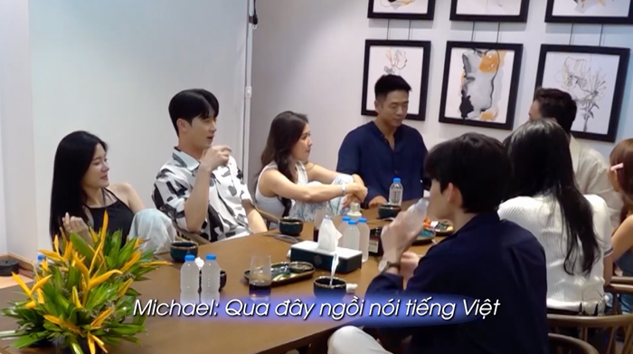 Michale Trương bê ghế sang ngồi giữa Quyên Qui và Hà An Huy để nói chuyện bằng tiếng Việt