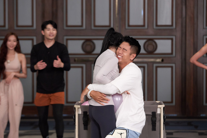 Michael Trương và Lee Rayeon trong thử thách làm vỡ bong bóng.