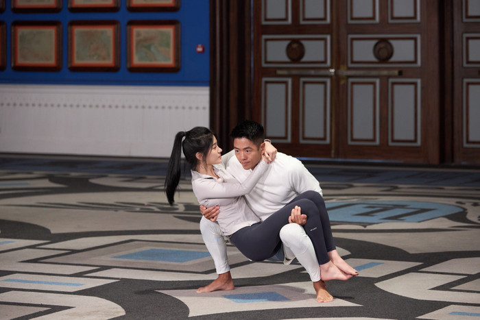 Michael Trương và Yuna Vũ trong thử thách vượt qua sào ngang.