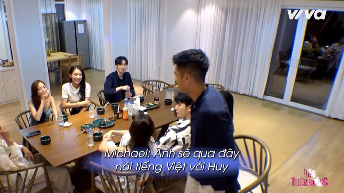 Michael Trương khó chịu vì Lee Rayeon nói tiếng Hàn với Sung Ieon khi ngồi cạnh anh.