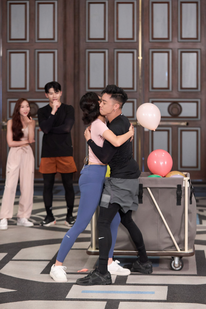 Wukong và Hooyeon trong thử thách làm vỡ bong bóng.