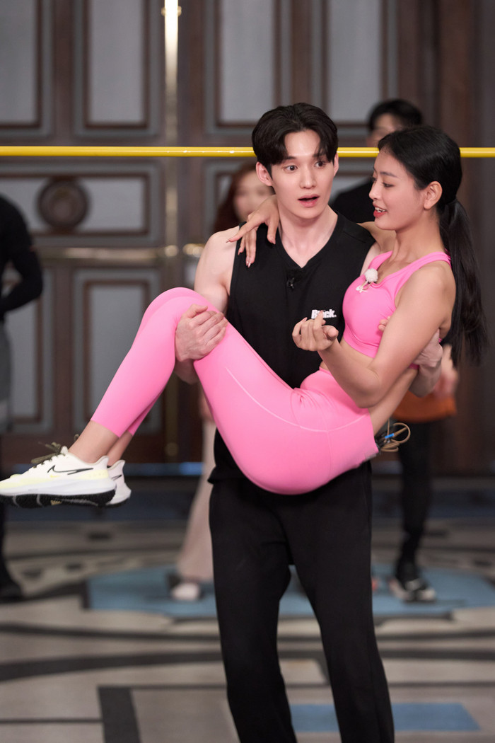 Sung Ieon và Bùi Khánh Linh trong thử thách vượt qua sào ngang.