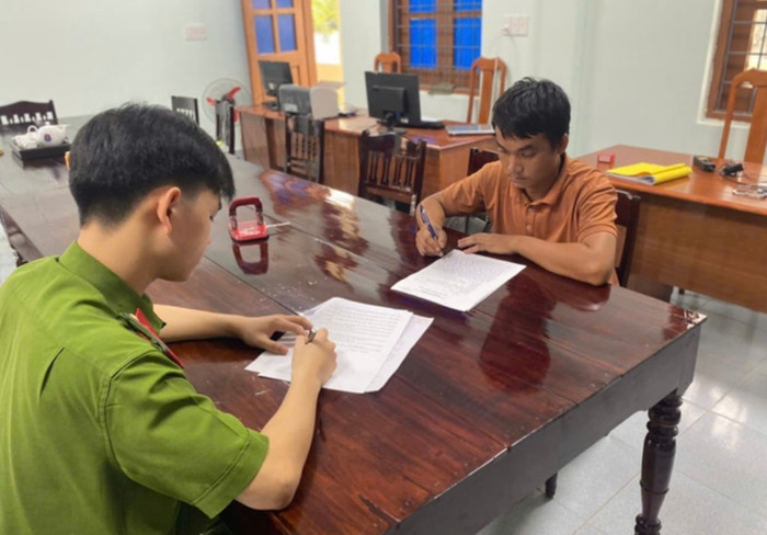 Đối tượng tại cơ quan công an.