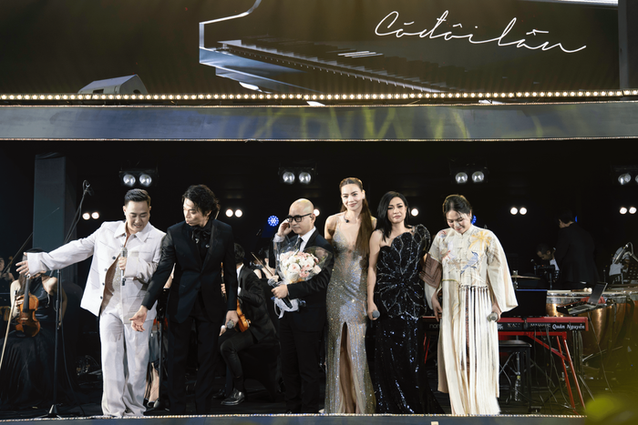 Tối 5/10, live concert Có đôi lần của Đức Trí diễn ra tại TPHCM. Một trong những khách mời đặc biệt nhất tham dự là Hồ Ngọc Hà. Cả hai có màn song ca cùng nhau và để lại nhiều tương tác khiến người hâm mộ chú ý. Hồ Ngọc Hà nói trên sân khấu: 'Chào người yêu cũ. Lúc nãy anh Trí xin ôm Hồ Quỳnh Hương, không biết anh có muốn ôm Hồ Ngọc Hà hay không'.