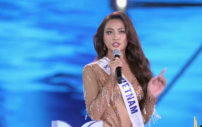 Bùi Xuân Hạnh ứng xử trôi chảy bằng tiếng Anh.