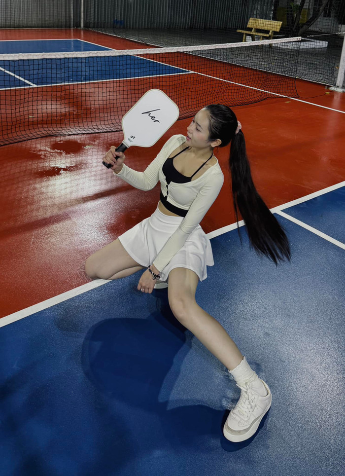 Thời trang nóng bỏng, gợi cảm của bạn gái tin đồn Xemesis khi chơi pickleball.