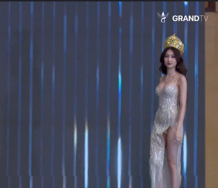 Quế Anh bị lộ nội y vì diện váy xẻ quá cao.