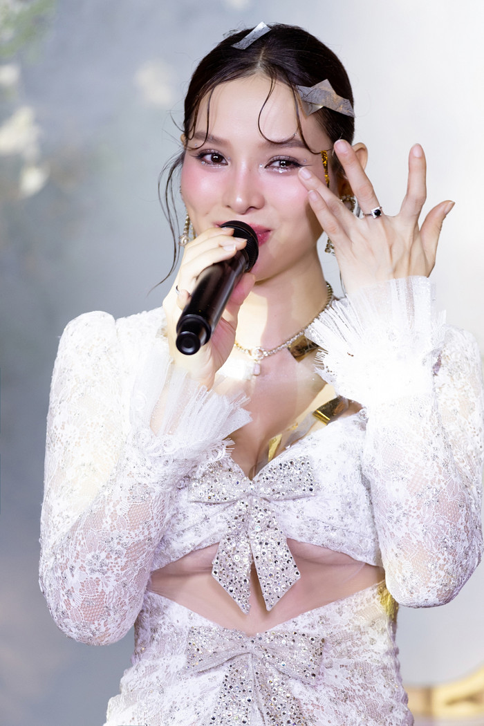 Phương Trinh Jolie xúc động trong tiệc sinh nhật tuổi 36. 