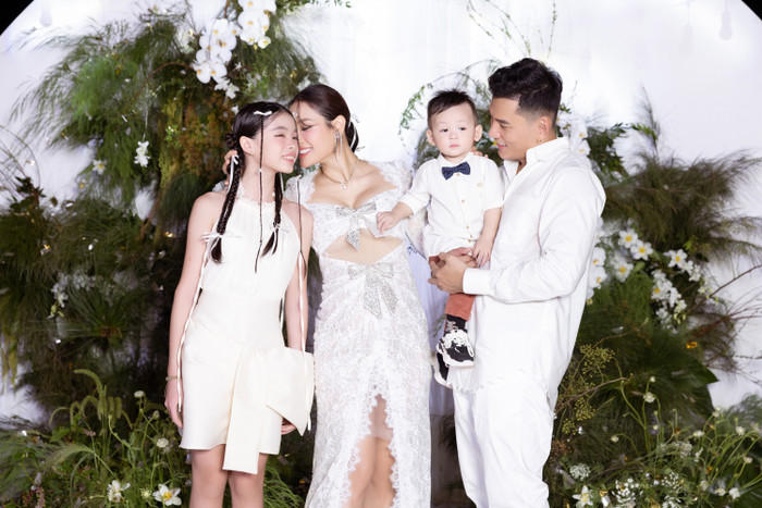 Sau hơn 2 năm về chung nhà, Phương Trinh Jolie có cuộc sống viên mãn, hạnh phúc bên cạnh chồng và các con.