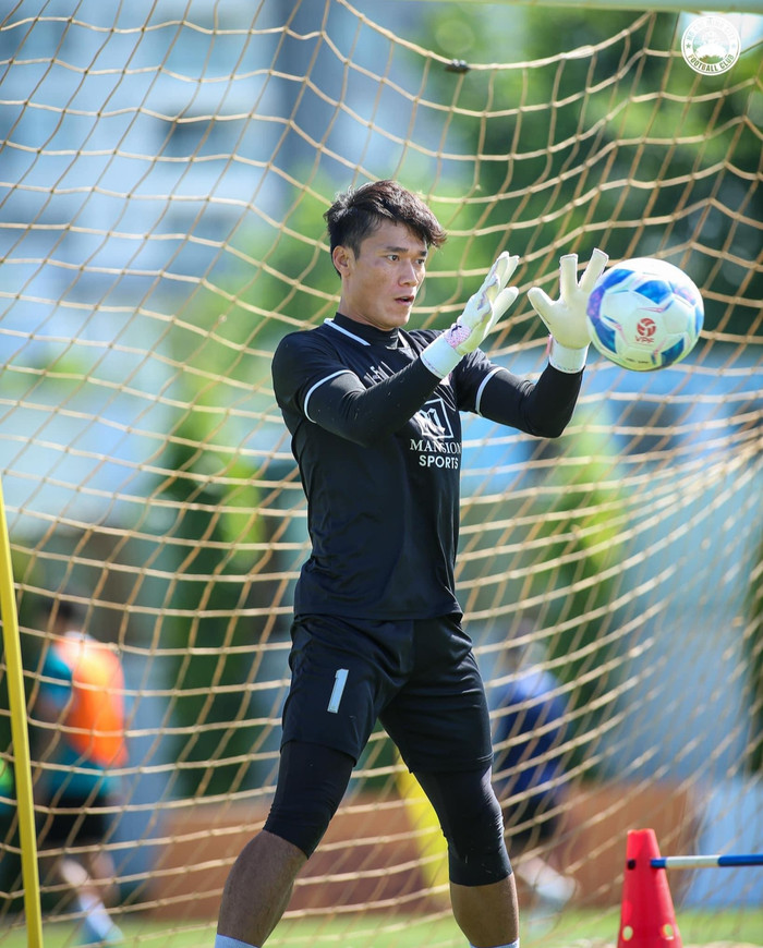 Tình cảnh của thủ môn Bùi Tiến Dũng ở CLB TPHCM có thể nói đang bế tắc khi không được thi đấu. Ảnh: CLB TPHCM