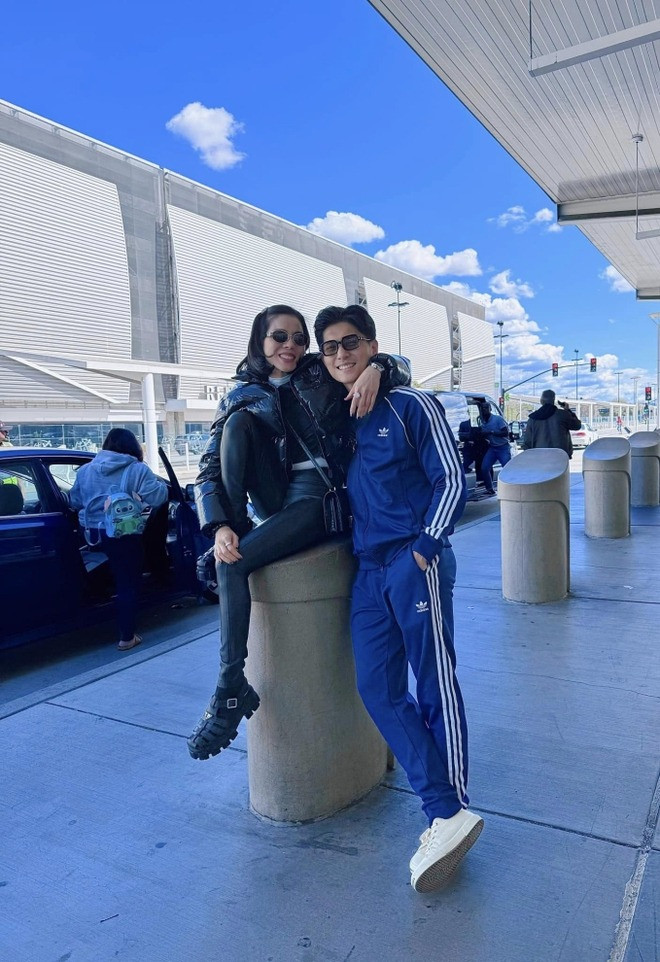 Lâm Bảo Châu thường tháp tùng Lệ Quyên đi du lịch trong và ngoài nước. 